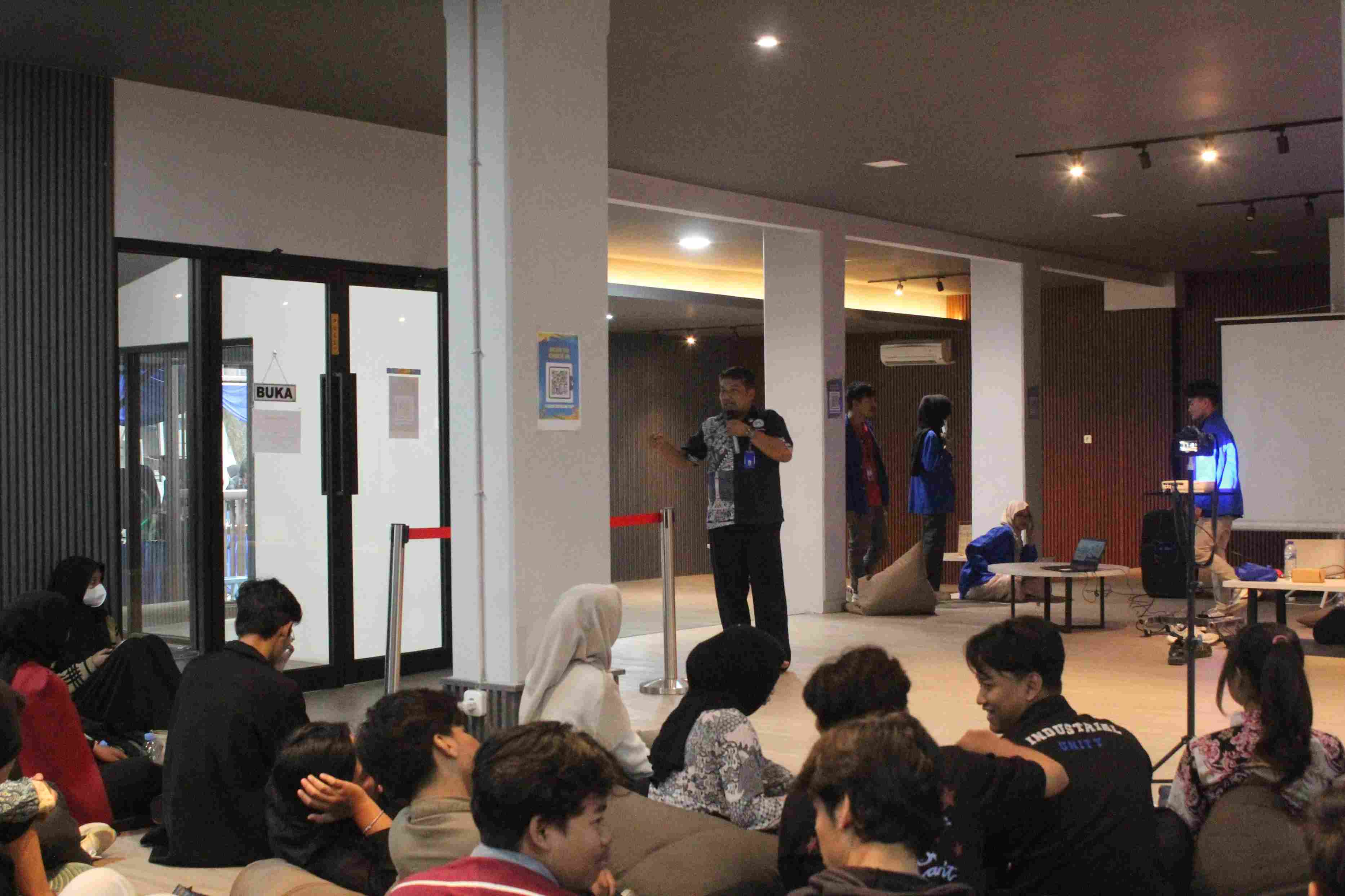 Pemaparan Materi oleh Bapak Rindra Yusianto